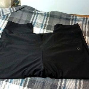 Vogo Athletica Pants size 1X Black Capri cutout design at hem pre owned